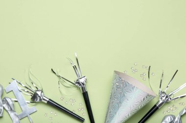 Düz kompozisyon, açık yeşil arka planda parti şapkası ve üfleyicileri vardı. Metin için boşluk