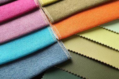 Arka plan olarak farklı kumaşlardan örnekler, yakın plan