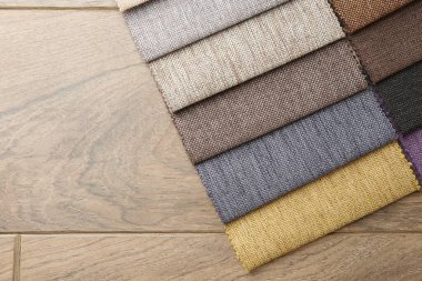 Tahta masadaki farklı kumaşlardan örnekler, üst manzara. Metin için boşluk