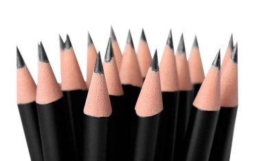 Birçok keskin grafit kalem beyaza izole edilmiş.