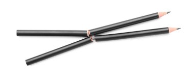 Kırık grafit kalemler beyaz, üst görünümde izole