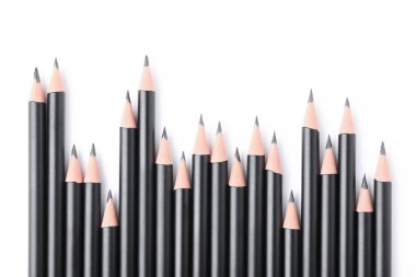 Keskin grafit kalemler beyaz, üst görünümde izole