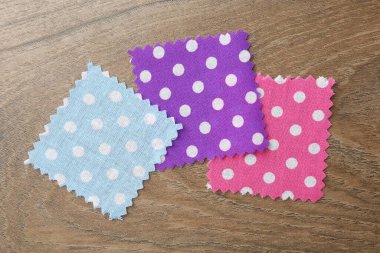 Tahta masadaki farklı kumaşlardan örnekler.