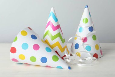 Parti şapkaları ve ışık arkaplanda şenlik dekoru