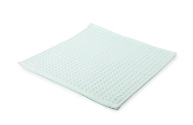 Temiz turkuaz waffle havlusu beyaza izole edilmiş.