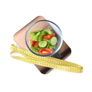 Salata ve mezura ile elektronik mutfak terazileri beyaz, üst görünümde izole edilmiş.