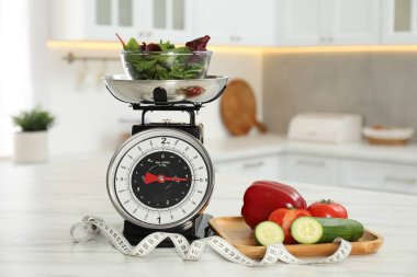 İçinde ürünler olan mutfak pulları ve kapalı alandaki hafif mermer masa üzerindeki mezuralar.