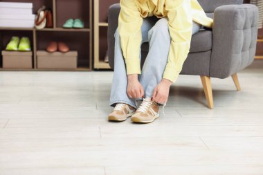 Ayakkabı mağazasında şık ayakkabılar deneyen bir kadın, yakın plan. Metin için boşluk