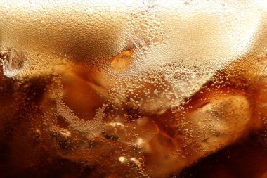 Arkaplan olarak buz ile kola tazeleniyor, makro görünüm