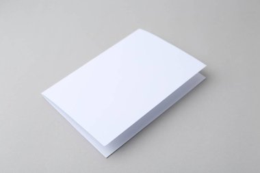 Işık arkaplanındaki boş tebrik kartı, kapat