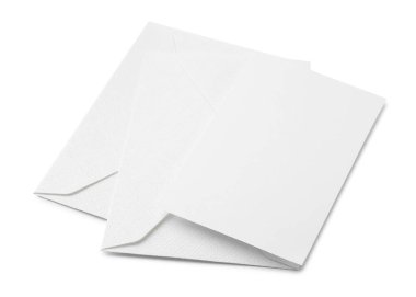 Beyaz arkaplanda boş tebrik kartı ve kağıt zarfları