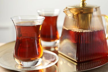 Sofrada servis edilen lezzetli Türk çayı, yakın plan.