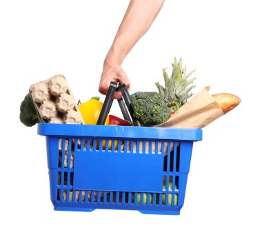 Beyaz arka planda farklı ürünleri olan alışveriş sepeti tutan adam, yakın plan.