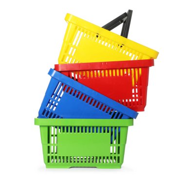 Beyaza izole edilmiş renkli alışveriş sepetleri yığını