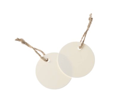 Beyaz üzerinde izole edilmiş dizgileri olan boş etiketler