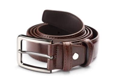 Bir kahverengi deri kemer beyaza izole edilmiş.