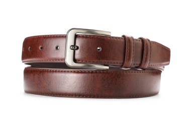 Bir kahverengi deri kemer beyaza izole edilmiş.