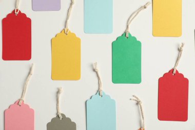 Beyaz arkaplanda dizgileri olan boş etiketler, düz yatıyordu