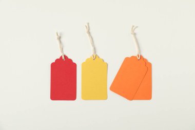 Beyaz arkaplanda dizgileri olan boş etiketler, düz yatıyordu