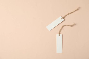 Bej arka planda dizgileri olan boş etiketler, düz yatış. Metin için boşluk