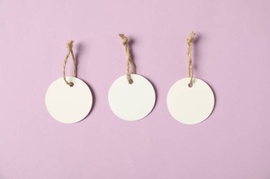 Soluk menekşe arkaplanda dizgileri olan boş etiketler, düz yatıyordu