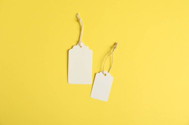 Sarı arkaplanda dizgileri olan boş etiketler, düz uzanır