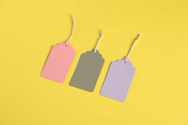 Sarı arkaplanda satırları olan boş etiketler, üst görünümde