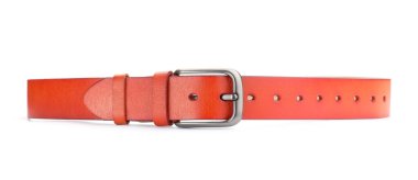 Bir turuncu deri kemer beyaza izole edilmiş.