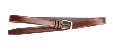 Bir kahverengi deri kemer beyaza izole edilmiş.