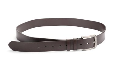 Bir kahverengi deri kemer beyaza izole edilmiş.