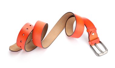 Bir turuncu deri kemer beyaza izole edilmiş.