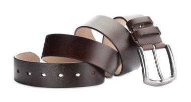 Bir kahverengi deri kemer beyaza izole edilmiş.