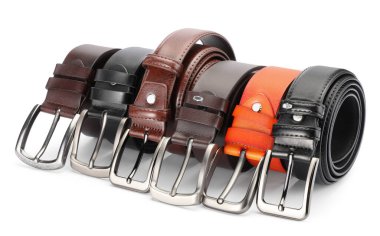 Birçok farklı deri kemer beyaza izole edilmiş.