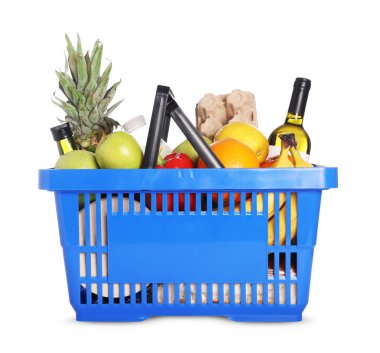 Beyaza izole edilmiş farklı gıda ürünleri içeren alışveriş sepeti.