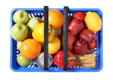 Beyaz, üst görünümde izole edilmiş ürünlerle dolu plastik alışveriş sepeti.