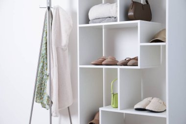 İçeride farklı ayakkabı, giysi ve aksesuarlara sahip raf ünitesi. Ayakkabı deposu