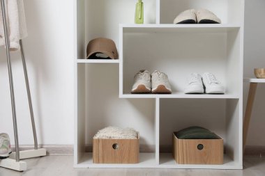 İçeride farklı ayakkabı, giysi ve aksesuarlara sahip raf ünitesi. Ayakkabı deposu