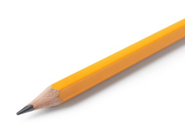 Beyaza izole edilmiş keskin bir grafit kalem.