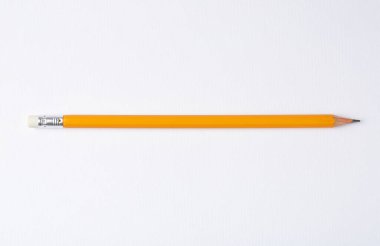 Işık arkaplan üzerinde keskin grafit kalem, üst görünüm