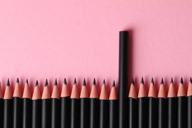 Pembe arka planda bir sürü keskin grafit kalem var. Metin için boşluk