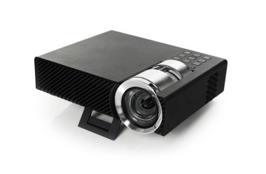 Bir modern video projektörü beyaza izole edildi