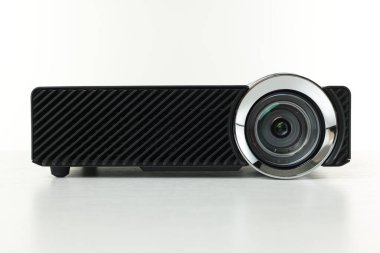 Bir modern video projektörü beyaza izole edildi