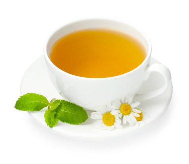 Fincanda nefis papatya çayı, taze çiçekler ve beyaz üzerine izole edilmiş nane şekeri.