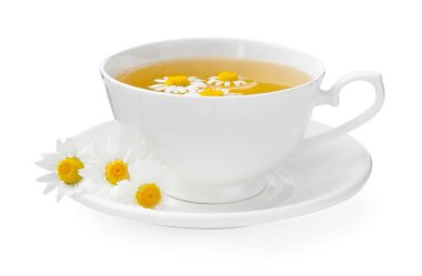 Fincanda nefis papatya çayı ve beyaz renkte taze çiçekler.