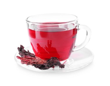Cam bardakta leziz amber çayı ve beyaza izole edilmiş kuru roselle sepals.