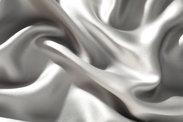 Серая измятая шелковая ткань в качестве фона, вид сверху