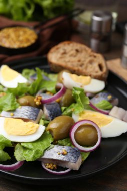 Ringa balığı, yumurta, hardal ve sebzeli nefis salata, yakın plan.