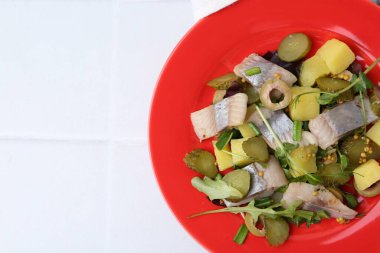 Beyaz fayanslı masada ringa balıklı nefis salata, üst manzara. Metin için boşluk