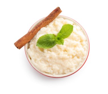 Tarçınlı lezzetli pirinç pudingi ve beyaz üzerine izole edilmiş nane şekeri.