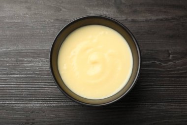 Tahta masadaki kasede lezzetli vanilyalı puding.